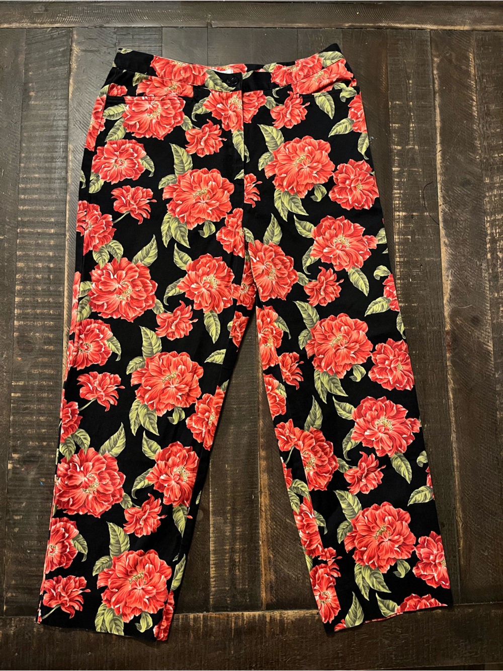 Jones New York Black Cropped Pants with Red Floral Print Button Waist Pockets